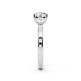 Anello Solitario con Laterali Lucca Cuscino e 0.20 ct Laterali Diamante Lab - Dettaglio Cestino e Incastonatura Artigianale